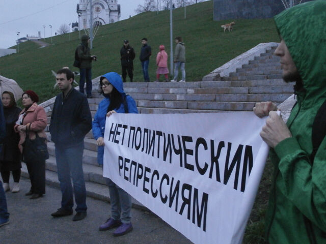 Ряженые «освободители» устроили глум на митинге оппозиции