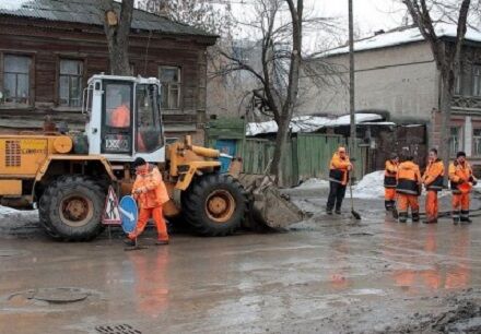 Парней так много деловых на улицах Саратова