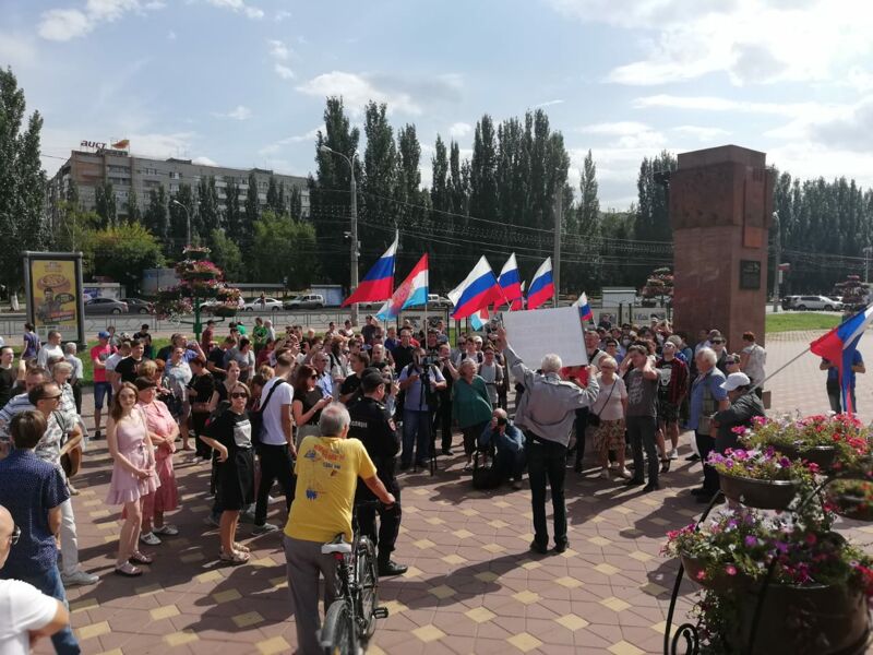 Три сотни пикетчиков, вежливые полицейские и ЛГБТ-провокатор