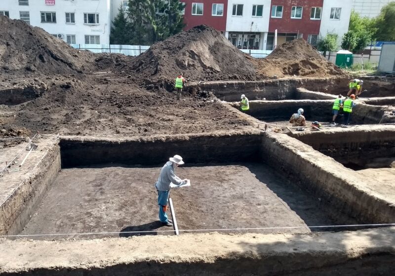 На территории рядом с Фрунзенским мостом был рынок 