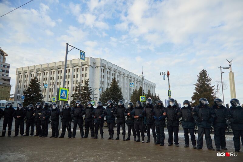 Полиция изображает законность