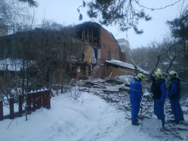 Обрушение стены дома начали расследовать