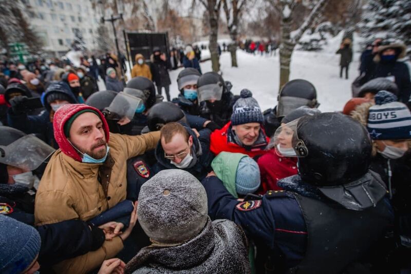 «Бил электрошокером»: в Самаре проверят полицейского