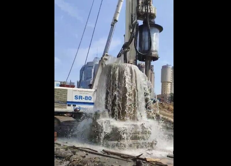 В Самаре во время строительства развязки повредили водопровод