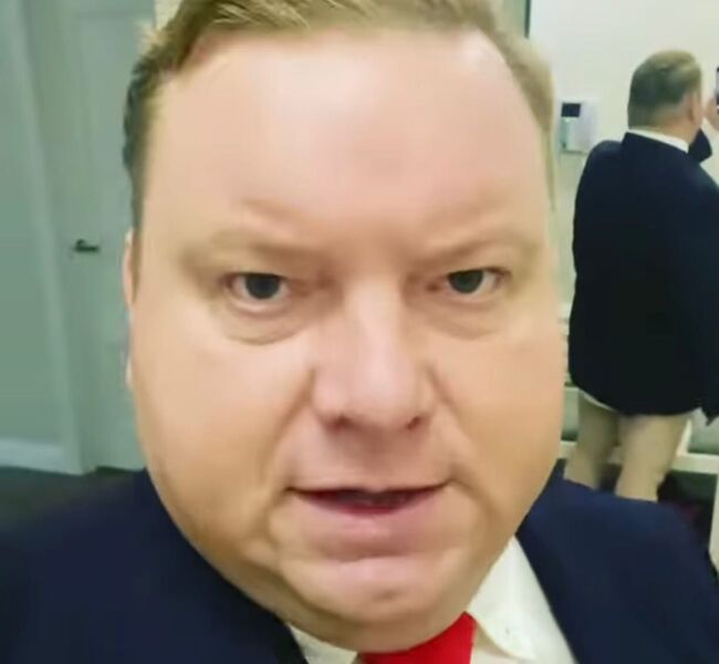 Дмитрий Колчин показался в трусах по поручению Дмитрия Азарова