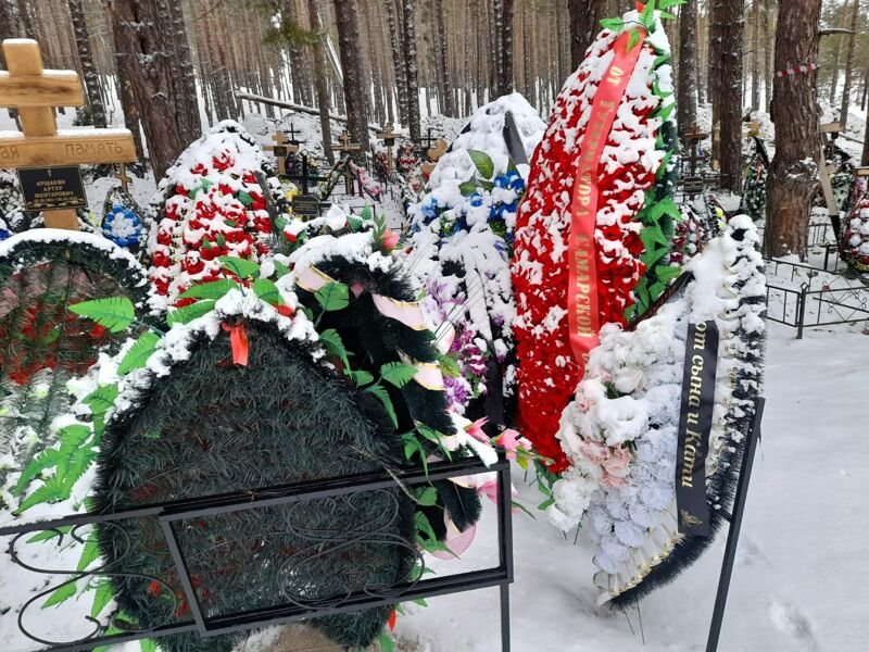 Власти Самарской области заключили контракт на поставку похоронных венков