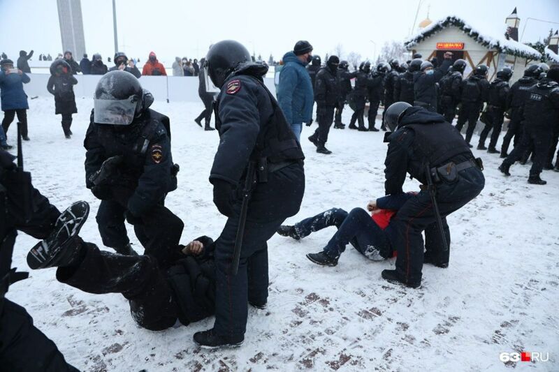 «Свобода стоит дорого»: участники митингов должны возместить ущерб полиции