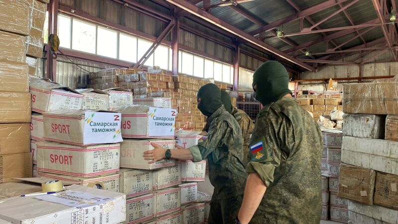 Самарская таможня передала кроссовки для нужд СВО
