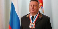 Дмитрий Азаров «своих не бросает»