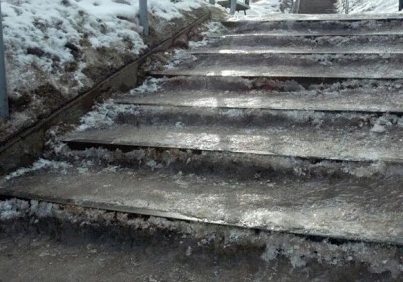 В Самаре школьник травмировал позвоночник, упав на лестнице