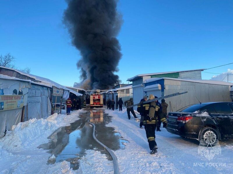 В Самаре горит Кировский рынок