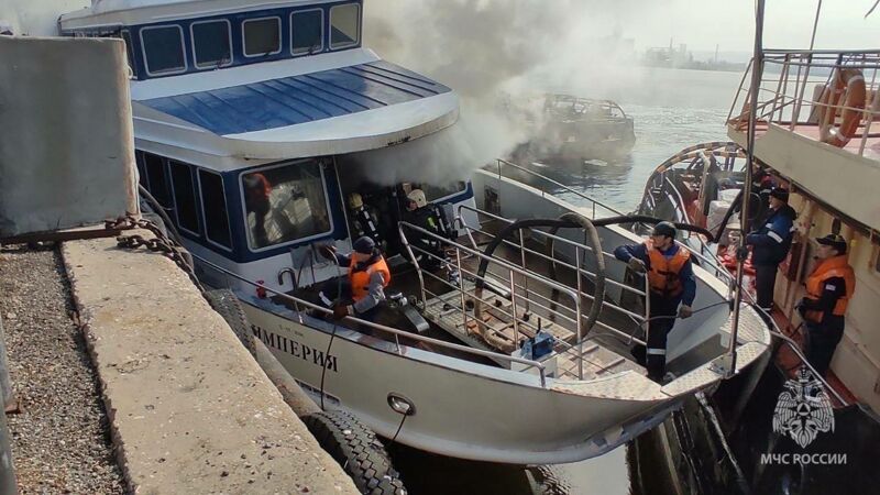 Заполыхала «Империя» пока жители собирали питьевую воду для пострадавших от паводка