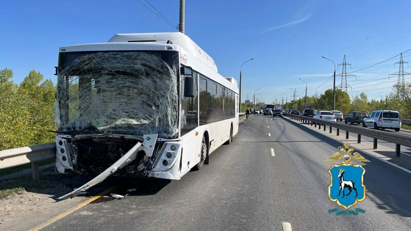 В Самаре автобус 26-го маршрута спровоцировал массовое ДТП