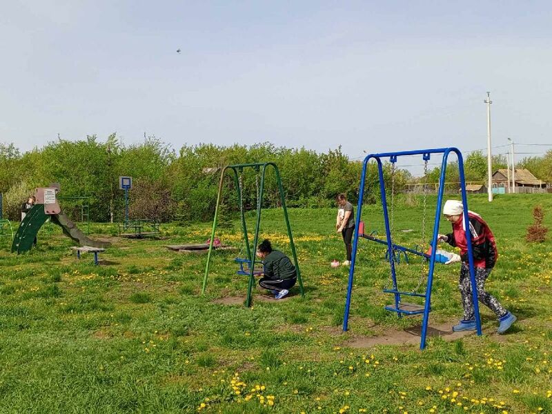 В Хворостянском районе прокуратура через суд добивается обеспечения безопасности детских площадок