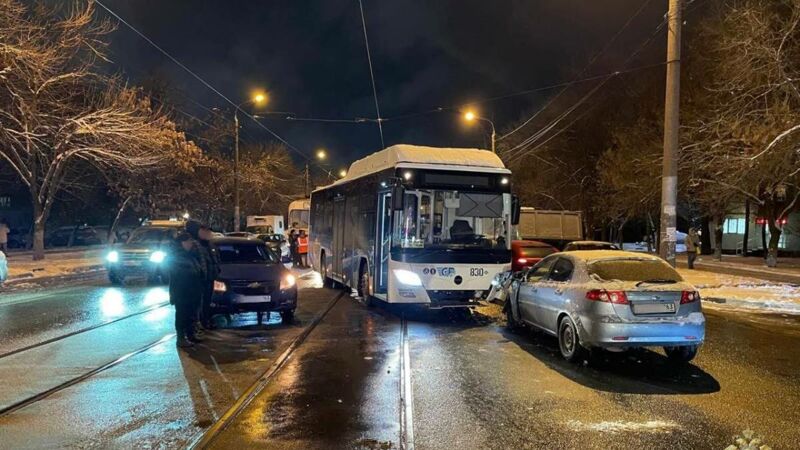 В Самаре в результате лобового столкновения с автобусом пострадали двое малолетних детей и водитель автомобиля