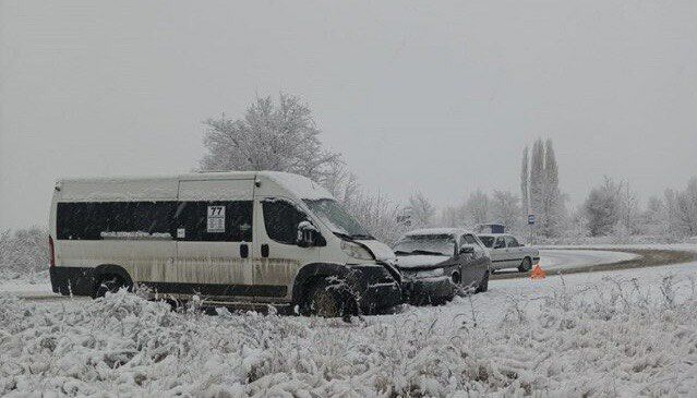 Двое девочек пострадали в ДТП с маршрутным автобусом в снегопад