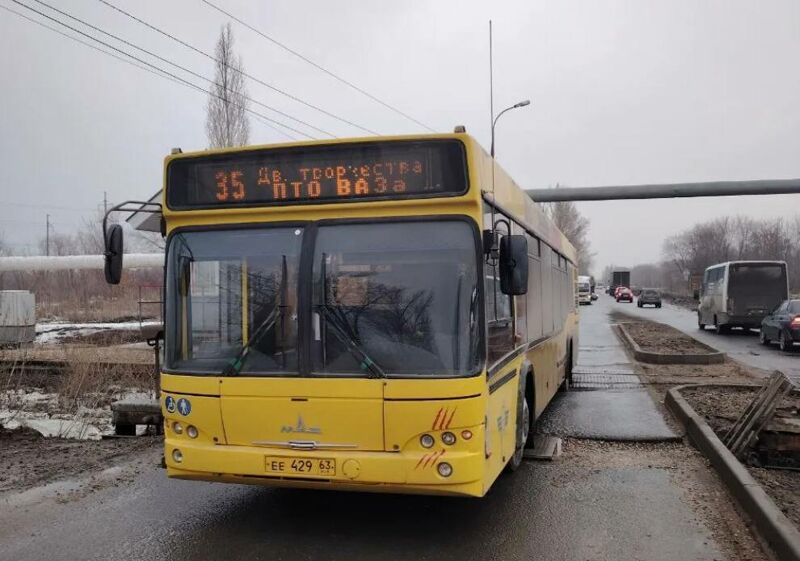 В Тольятти автобус застрял на железнодорожном переезде