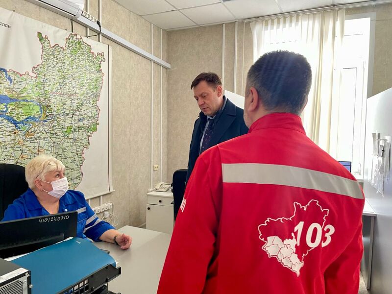 С апреля медикам и водителям скорой помощи немного поднимут зарплату