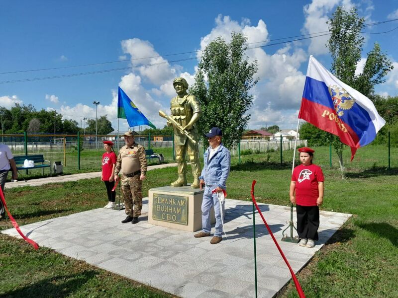 В Большеглушицком районе открыли сразу два памятника участникам СВО
