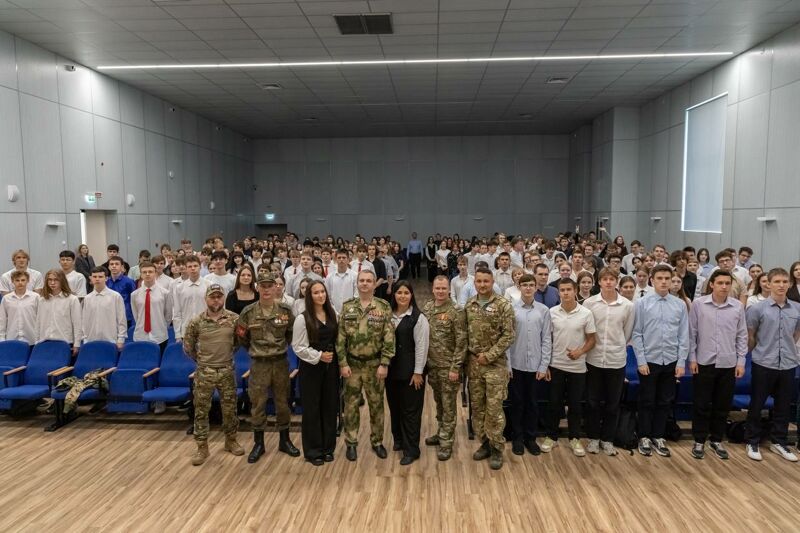 В Южном городе к участникам СВО для передачи опыта привели зал школьников