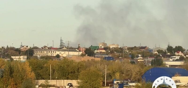 В Кировском районе второй день тушат пожар на свалке
