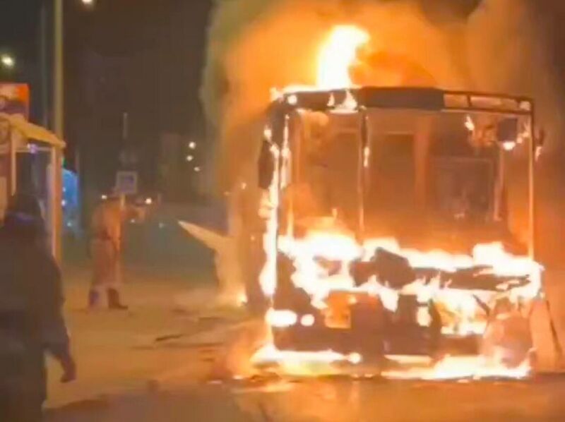 В Самаре снова загорелся автобус во время движения
