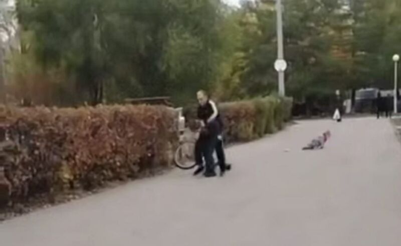 В Тольятти мужчина избил ногами подростка, который задел велосипедом его дочь