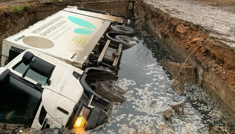 В Самаре мусоровоз свалился в выгребную яму