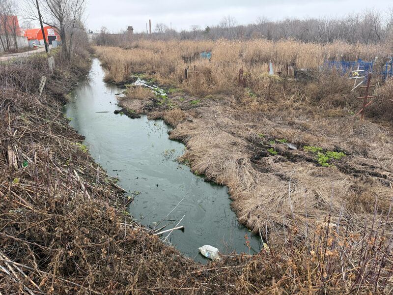 Могилы Кряжского кладбища, где похоронены ветераны ВОВ, тонут в болоте