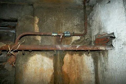 В подвалах десятков домов Ленинского района проходят бесхозяйные трубопроводы