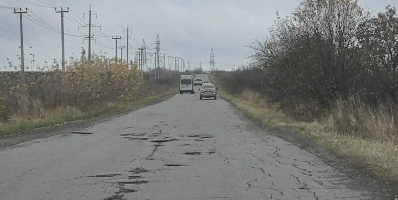 В Междуреченске не могут отремонтировать дорогу, по которой ходит школьный автобус