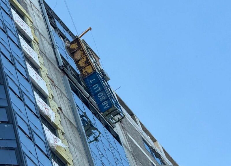 На стройке Давидюка сорвалась люлька с рабочими