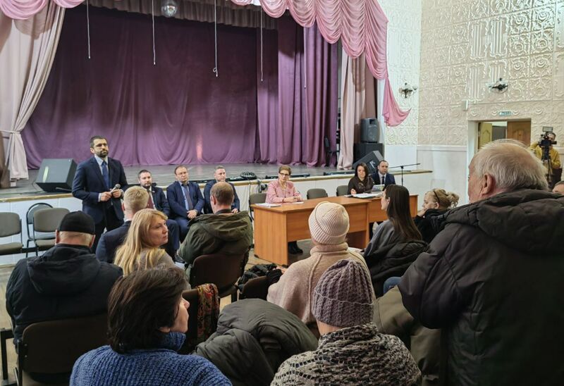 Врио министра Андрей Грачёв встретился с жителями Ягодного, которые могут остаться без жилья