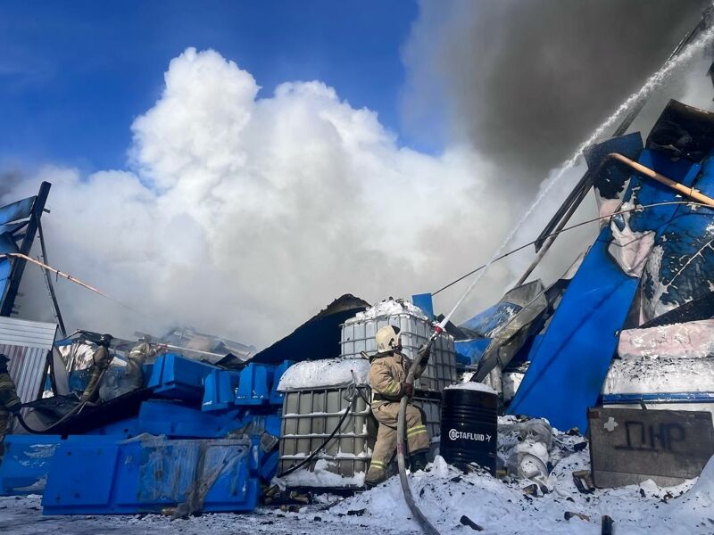 В Алексеевке тушат пожар на промышленном предприятии