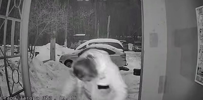 В Самаре мужчина выжил после падения на него наледи с 12-го этажа дома