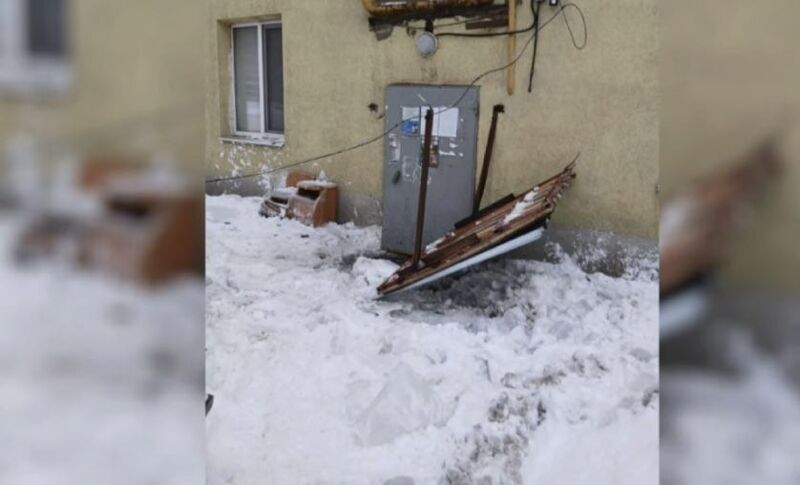 В Самаре снег с крыши дома обрушил козырёк