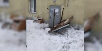 В Самаре снег с крыши дома обрушил козырёк