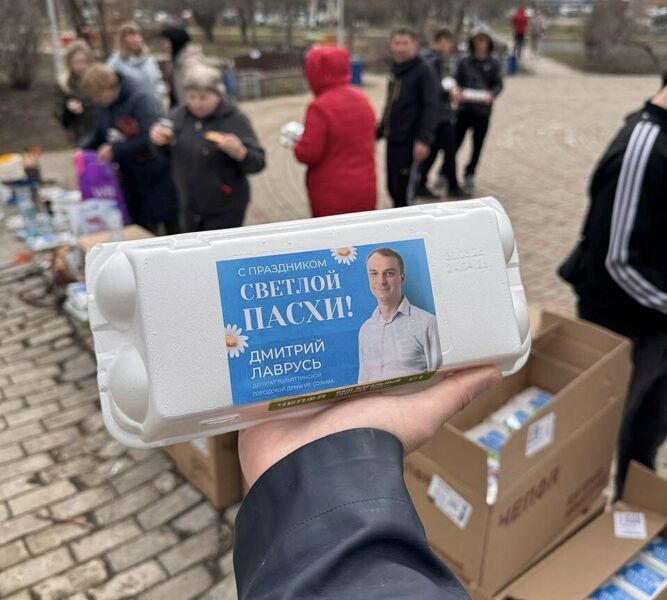 Тольяттинский единоросс раздал горожанам яйца в контейнерах со своим изображением