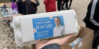 Тольяттинский единоросс раздал горожанам яйца в контейнерах со своим изображением