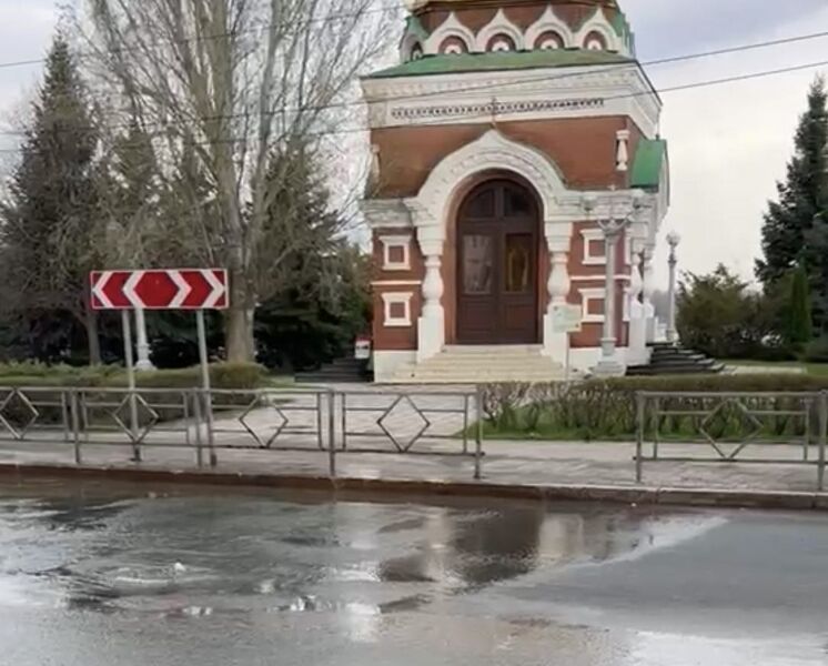 В Самаре возле часовни на набережной несколько дней бьёт вонючий фонтан