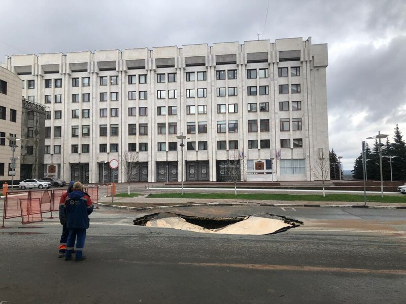 Возле самарского Белого дома повредилось шесть метров трубы