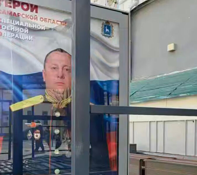 В Самаре женщина пожаловалась, что веранда ресторана загородила портрет участника СВО