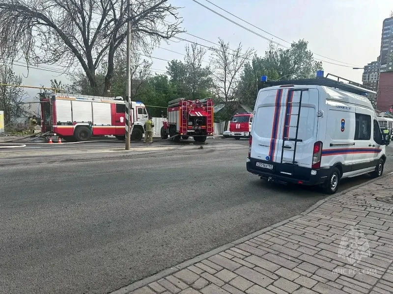 В старом центре Самары из-за пожара в расселённом доме чуть не сгорел соседний