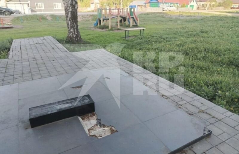 В селе Старопохвистнево плита обелиска придавила девочку