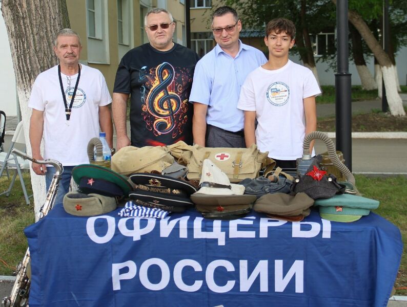 В Самарской области гастролирует фестиваль «Гуманитарный конвой» с показом военных головных уборов