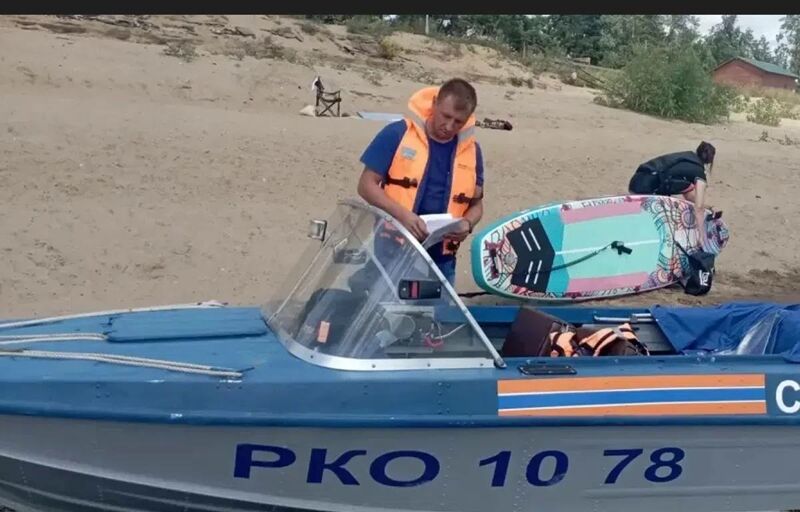 У острова Копылово женщину с ребёнком унесло в открытое плавание