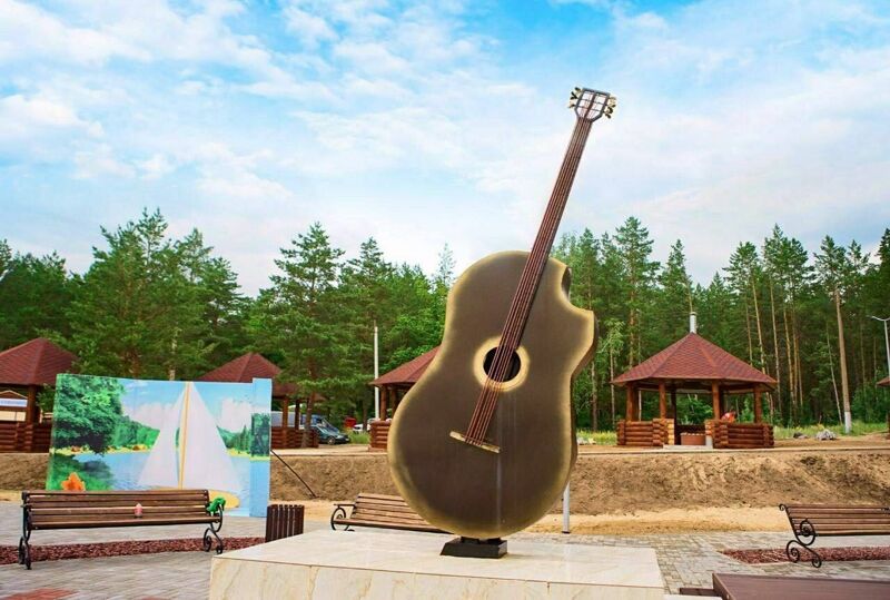 Мимо поляны с песнями