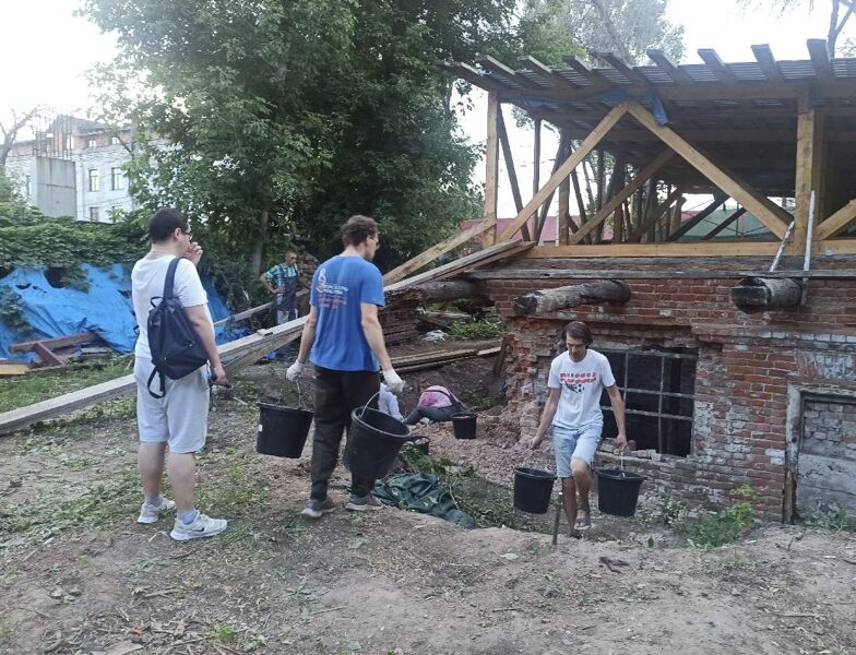 Волонтеры «Том Сойер Фест» начали работы на легендарном «Доме с часами»