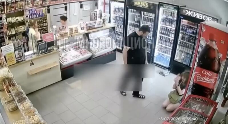 В Тольятти неизвестный избил руками и ногами девушку в магазине