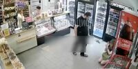В Тольятти неизвестный избил руками и ногами девушку в магазине